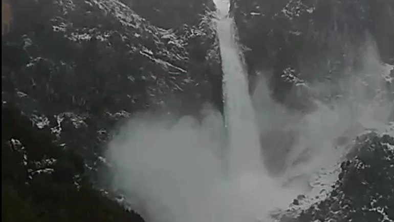 Εντυπωσιακές εικόνες από την πτώση χιονοστιβάδας στα Τζουμέρκα! (βίντεο)